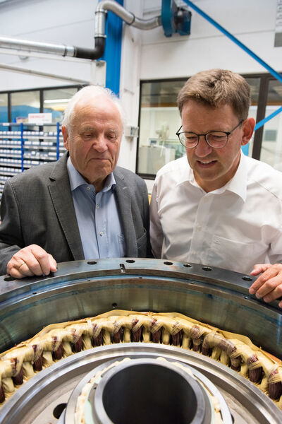 Johannes (r.) und Bernhard Oswald werfen einen Blick in einen modernen Torquemotor kurz vor Fertigstellung in der Montage. Zu sehen sind Statorwicklung, Rotor und Lagerung.  (Foto: © Jens Kortus Fotografie Miltenberg)