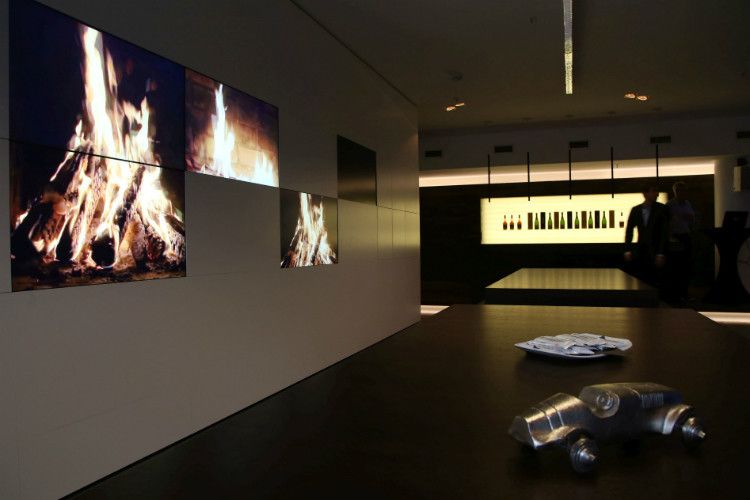 Angekommen in der eigentlichen Lounge kann sich der Gast erstmal am „Kaminfeuer“ wärmen. (Foto: Renault König)