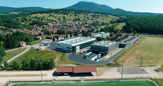 Auf mehr als 5.500 Quadratmetern entstand in Triembach au Val der Erweiterungsbau des Fludikspezialisten Bürkert. (Bild:  Bürkert Fluid Control Systems)