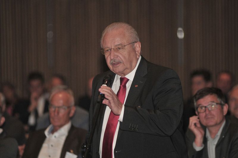 Traditionell gehörten die Schlussworte der Bundestagung des Kfz-Gewerbes dem ZDK-Präsidenten: „Wir kämpfen jetzt seit zwei Jahren für die Diesel-Nachrüstlösung. Aber neuerdings machen Verwaltungsgerichte die Politik. Sonntagsreden auf den angeblich so wichtigen Mittelstand reichen nicht aus“, erklärte Jürgen Karpinski. (Bild: Zietz/»kfz-betrieb«)