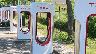 Tesla baut sein Netzwerk an „Superchargern“ weiter aus. (Grimm / »kfz-betrieb«)