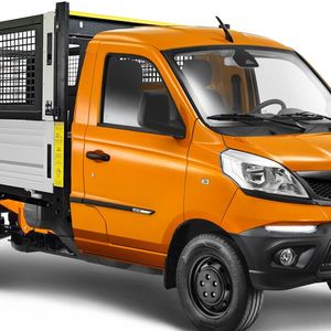 Variante mit werksseitiger Pritsche und erweiterbaren Seitenpanels: Die Ladefläche kommt auf maximal 2,8 Meter Länge bei 1,62 Metern innerer Breite, die Nutzlast beträgt 880 Kilogramm.(Bild:  Piaggio)