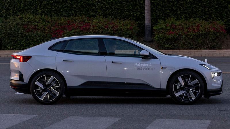 An der Front fallen die doppelstöckigen Scheinwerfer-LED-Augen auf, am hinteren Ende die durchgehenden Rückleuchten. (Bild: Polestar)