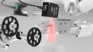 Auch reflektierende Oberflächen, wie hier bei der Bahnkantenkontrolle einer Metallfolie, beeinträchtigen die zuverlässige Performance der smarten 2D-Profilsensoren von Baumer nicht (Bild: Baumer)