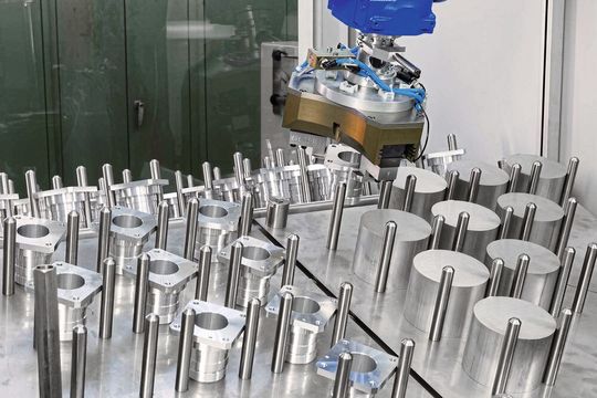 Aufs Wesentliche reduziert: Rile gönnt dem Drehteller nicht mal einen eigenen Antrieb, die Aufgabe übernimmt der Roboter. Aufs Wesentliche reduziert: Rile gönnt dem Drehteller nicht mal einen eigenen Antrieb, die Aufgabe übernimmt der Roboter.