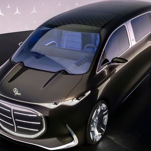 Der windschnittige Van steht auf Riesenrädern im 24-Zoll-Format.(Bild:  Mercedes-Benz)