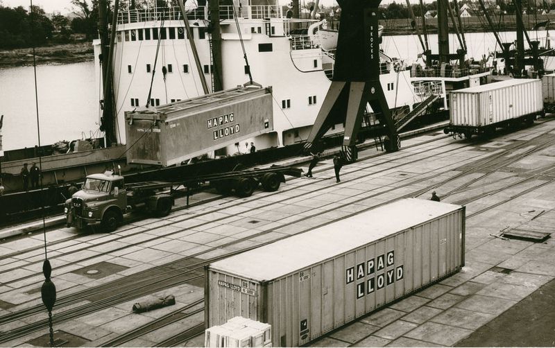 Im Juli 1976 brachte die „Elbe Express“ der Hapag-Lloyd AG den 1,5-millionsten Container in die bremischen Häfen. (BLG Group)