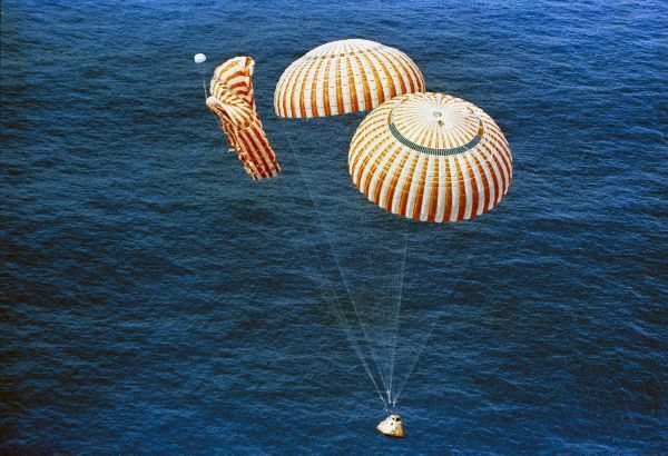 Am 7. August 1971 um 20:45 UTC wasserte Apollo 15 sicher im Pazifik, obwohl einer der drei Landefallschirme sich nicht öffnete, und wurde von der USS Okinawa geborgen. Die Mannschaft brachte bei dieser Mission 76,8 kg Mondgestein mit auf die Erde, darunter auch den Genesis-Stein. (Bild: NASA)