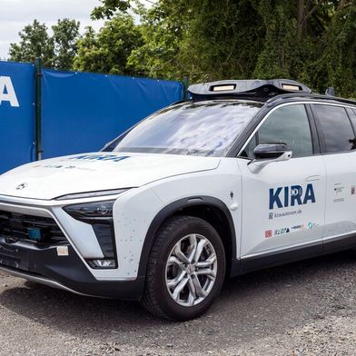 Im Projekt "KI-basierter Regelbetrieb Autonomer On-Demand-Verkehr" wird Level-4-Technologie für den Einsatz im ÖPNV gestet. Seit Juni 2025 können angemeldete Testnutzer kostenfrei mitfahren. Nun wird das Projekt um zusätzliche Fahrzeuge und Betriebszeiten erweitert. (Bild: Deutsche Bahn AG / RMV / Arne Landwehr)