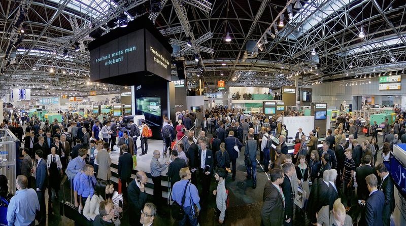 Arburg war für Fachbesucher und Kunden aus aller Welt ein Anziehungspunkt. Der Bedeutung der K 2013 und der Exponate entsprechend, präsentierte sich Arburg mit einem 1650 m2 großen, doppelstöckigen Messestand. (Bild: Arburg)