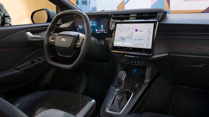 Die wichtigste Neuerung im Rahmen der Modellpflege ist das modernisierte Cockpit mit dem Infotainmentsystem „Sync4“. (Bild: Ford)