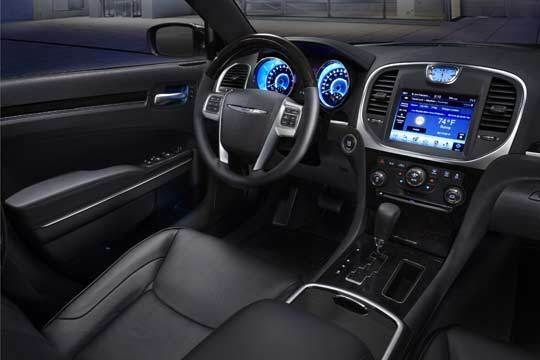 Das Interieur ist mit seinen blauen LEDs im technoiden Zukunfts-Look gehalten. (Archiv: Vogel Business Media)