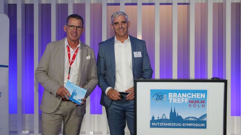 Dirk Sauer und Arno Steyns (v. l.) von Axalta Coatings Systems, zeigten wie leistungsfähig neue Basis- und Klarlacke für Nfz von Axalta sind. (Bild: Klasing)