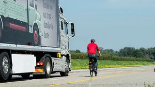Der Abbiegeassistent arbeitet mit Radar. Die Radarsensoren befinden sich in einem Modul auf der rechten Fahrzeugseite vor der Hinterachse in der Seitenverkleidung.  (Daimler)