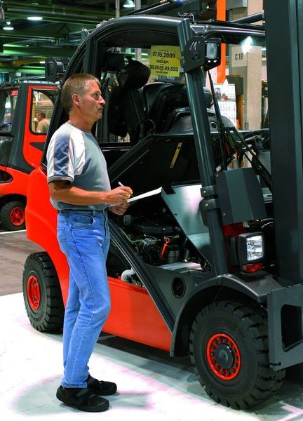 Bild 3: Die Arbeitsscheinwerfer werden mittels elektri-scher Komponenten am Quality Gate des Fahrerschutzdach/Rahmen-Bandes geprüft. Wird eine Abweichung festgestellt, wird diese sofort behoben. Bild: Linde (Archiv: Vogel Business Media)