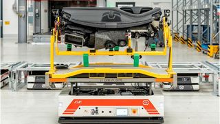 Porsche nutzt die Serva-Transportsysteme für die automatisierte Versorgung der Taycan-Montage. (Porsche)