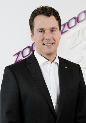 Bernhard Kaplan, Direktor Vertrieb Mazda Motors Deutschland: „Wir gehen davon aus, dass sich die Anzahl der Händler in Deutschland bis 2020 von derzeit 8.000 auf 4.000 bis 5.000 drastisch reduzieren wird, aufgrund von geänderten Anforderungen und demographischem Wandel. Es muss dem Autohandel gelingen, das Beste aus beiden Welten – der realen und der virtuellen Welt – zum Wohle der Kunden zu verbinden und einen realen Mehrwert und eine maximierte Kundenbindung zu erreichen. Der Kaufprozess – ob Neu- oder Gebrauchtwagen – muss zu einem Kundenerlebnis führen. Es beginnt bei der ersten Kontaktaufnahme über das Internet inklusive Probefahrt, geht über kompetente Finanzierungs-, Preis- und Produktgespräche bis zur Fahrzeugauslieferung mit der Erklärung aller neuen technischen Systeme und des Zubehörs; und schließlich bis hin zum wiederkehrenden Service, dem Wechsel der Reifen, der Pflege des Fahrzeugs bis zum Wochenendverleih eines Roadsters: ein geschlossener Mobilitätskreis, der höchsten Ansprüchen gerecht wird. Eine wichtige Rolle werden digitale, nutzerfreundliche Tools (Apps/digitale Kundenwelten) für Kunden und Interessenten spielen, die über den gesamten Kauf- und Besitzprozess maßgeschneiderte Informationen, Funktionen und Angebote mit echtem Mehrwert bieten, um hier auch eine direkte Interaktion und Verbindung mit dem stationären Handel zu ermöglichen. Des Weiteren führt die steigende Transparenz bei den Fahrzeugverfügbarkeiten zu einer gesteigerten Erwartungshaltung beim Kunden. Diese gilt es nicht nur in puncto Lieferfähigkeit/Liefergenauigkeit zu erfüllen, sondern dabei auch die Logistikkosten im Griff zu behalten und den Spagat zwischen niedrigen Beständen/hoher Lagerumschlagshäufigkeit und Wunschliefertermin des Kunden zu schaffen und somit einen weiteren wichtigen Kostenbaustein der Logistikkosten für Hersteller und Handel (neben Produktion/Einkauf) zu optimieren. Daran arbeiten wir derzeit bei Mazda Deutschland zusammen mit unseren Händlern.“ (Foto: Mazda)