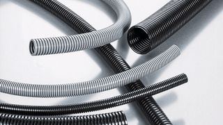 Wellschläuche aus 
Polymeren sind eine ein-
fache und kostengünstige Möglichkeit, um Leitungen am Roboter zu führen.  (Bild: Igus)