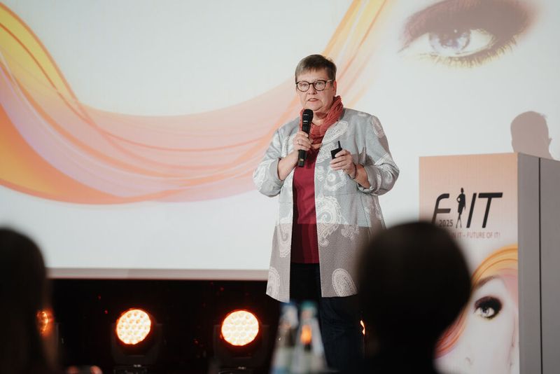 Anschließend gab es eine Runde Initiativen-Pitches. Sabine Smentek machte den Anfang, die ihre Initiative „Weiberwirtschaft“ in drei Minuten vorstellen durfte… (Bild: Manuel Emme Fotografie)