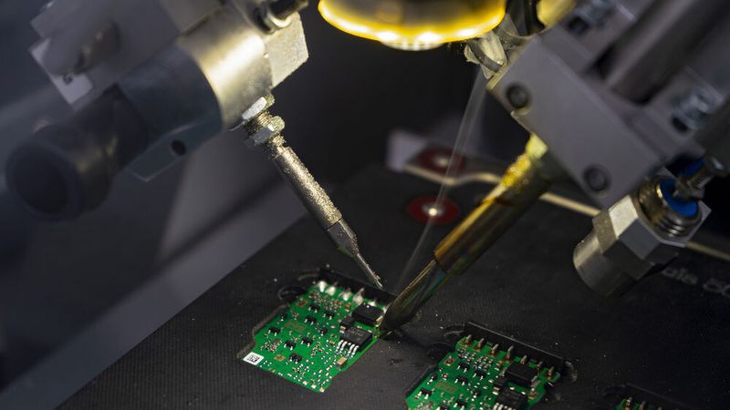 Lötroboter (Bild: MRS Electronic)