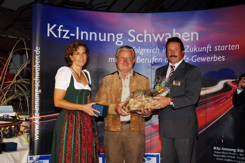 Innungsgeschäftsführerin Petra Brandl (li.) und Obermeister Günther Haller (re.) ehrten Anton Dürr für sein langjähriges Engagement im Prüfungsausschuss. (Archiv: Vogel Business Media)