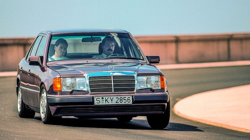 Die Baureihe 124 fertigte Daimler-Benz vom Spätherbst 1984 bis Mitte 1997. Lange Zeit gab es diese ausschließlich mit Vier- und Sechszylindermotoren. 1990 wurde der 500 E mit dem V8-Motor aus dem 500 SL vorgestellt. Im Spetember folgte der technisch weitestgehend identische 400 E, der den V8 mit 4,2 Litern Hubraum aus dem 400 SE erhielt und mit der Modellpflege 2 in E 420 umbenannt wurde. Da er den V8-Motor M 119 E 42 hatte, der in den Außenabmessungen dem stärkeren M 119 E 50 des 500 E/E 500 entsprach, mussten an der Karosserie des 400 E/E 420, die ebenfalls von Porsche entwickelt wurde, dieselben Veränderungen vorgenommen werden, um Motor und Technik zu implantieren. Auch Antriebsstrang, Fahrwerk und Bremsen waren bis auf Details in gleicher Weise modifiziert. Im Gegensatz zum 500 E/E 500 erhielt er jedoch keine Kotflügelverbreiterungen und geänderte Scheinwerferkonfiguration, die diesen vom Rest der W 124-Familie absetzte. Daher unterschied sich der 400 E/E 420 äußerlich bis auf das Typenschild nicht von den Sechszylindermodellen.  (Bild: Mercedes-Benz)