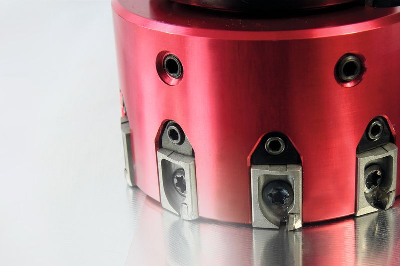 Hochleistungs-Aluminiumzerspanung bei sehr guter Oberflächengüte – der EcoFeed-Blue ist auch für Minimalmengenschmierung und Trockenbearbeitung konzipiert. (Bild: Mapal)