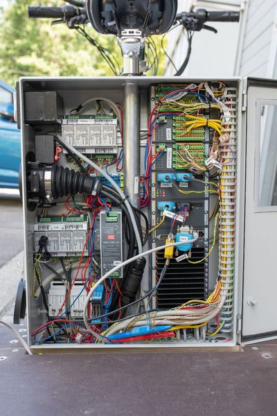 Zentrale Steuereinheit mit Rechner für die intelligente Fahrzeugregelung und Anschlüssen (Bild: Elvira Eberhardt, Uni Ulm)