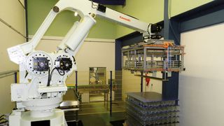 Der Roboter MX400N misst über Sensorik gesteuert die Palette ein (Kawasaki)