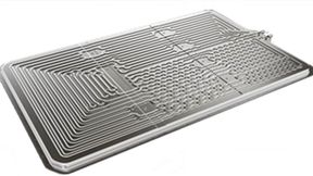 Die Kühlplatte von Mubea soll dank Rollbonden zehn Prozent leichter und günstiger als Wettbewerbskonzepte sein. (Bild: Mubea)