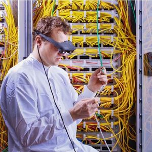 Es widmet sich konkret der Unterstützung körperlicher Funktionen durch hand-free Anwendungen in Erweiterter Realität.