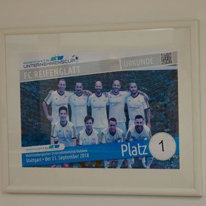Das Thema Fußball ist im Betrieb omnipräsent und die freie Werkstatt hat mit dem „1. FC Reifen Glatt“ auch eine eigene Betriebsfußballmannschaft. Diese nimmt regelmäßig an Hobbytunieren in der Region teil.(Bild:  Schreiner – VCG)