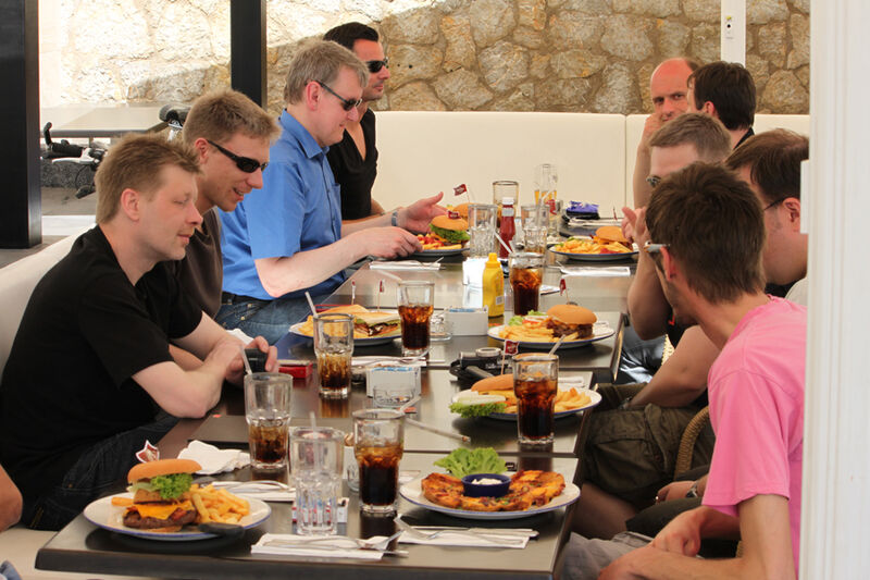 Gemeinsames Essen im Hard-Rock-Cafe in Palma (Archiv: Vogel Business Media)