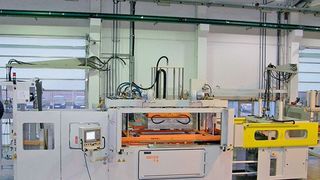 Die erste Twin-Sheet-Thermoformmaschine, die kurz vor der Auslieferung steht, fertigt im 70-Sekunden-Takt acht Komponten für ein Kfz-Luftkanalsystem aus leichter PE-Schaumfolie. (Bild: Geiss)