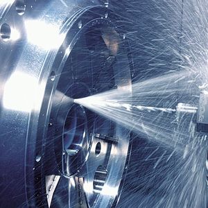 Deep-hole drilling makes special demands on the tools. The cooling lubricant plays a decisive role here in chip removal.