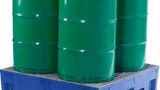 Kunststoff-Auffangwanne „PolySafe Euroline“ Typ F4-200 für bis zu vier Fässer. Paletten können direkt in die PE-Auffangwanne eingestellt werden. (DENIOS)