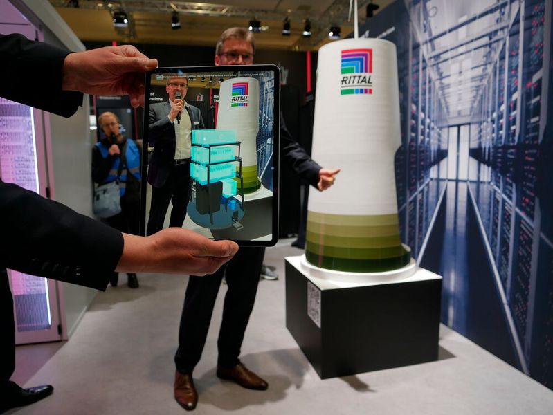 Rittal ist an einem Pilotprojekt beteiligt, mit dem Rechenzentren in den Betontürmen von Windkraftanlagen untergebracht werden. Das Unternehmen verspricht sich eine sinnvolle Doppelnutzung der Infrastruktur vor Ort. Ein drittes Modell soll in diesem Jahr bei Paderborn aufgebaut werden.  (Bild: Sandro Kipar/VCG)