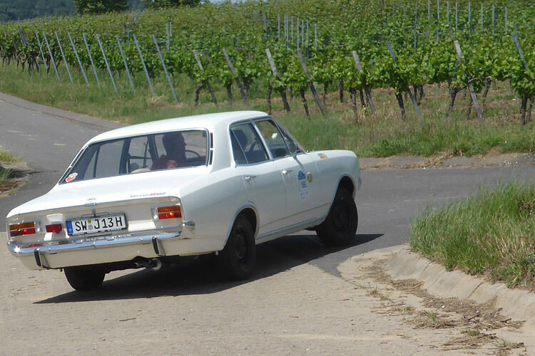 Der Opel Rekord, Baujahr 1971, krallt sich da schon deutlich agiler in die Kurven. (Foto: Schunk/Grimm)