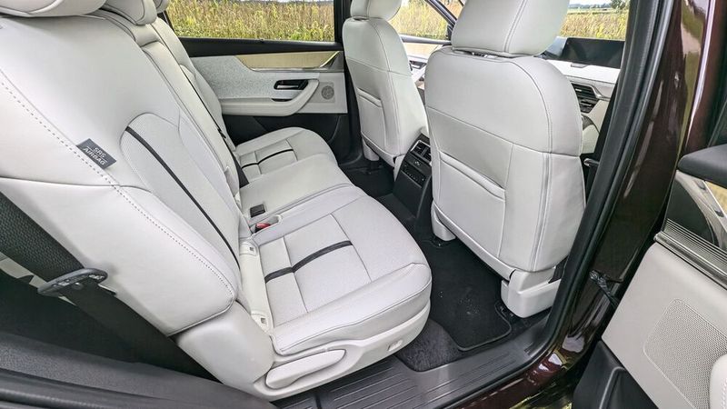 In der zweiten Reihe lassen sich die Sitze längs um zwölf Zentimeter verschieben. Mit vier Passagieren an Bord ist die Beinfreiheit folglich sehr großzügig.  (Bild: Mauritz – VCG)