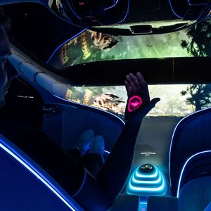 Visionäre Gestensteuerung: Menüpunkte tauchen in der Hand der Insassen auf.(Bild:  Daimler)