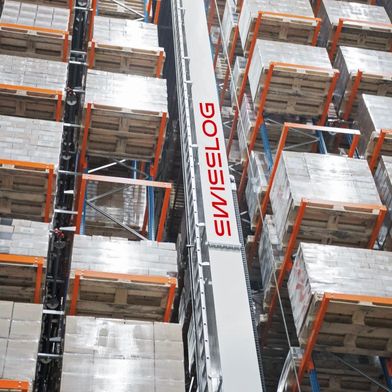 Swisslog hat Vectura-Regalbediengeräte im neuem Zentrallogistik-Hub installiert. (Bild: Swisslog)