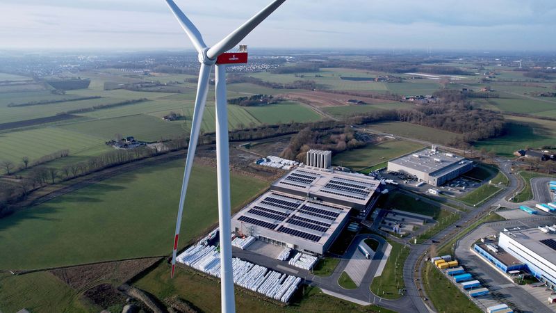 Windenergieanlage und Photovoltaikanlage auf dem Hallendach tragen maßgeblich zur Eigenversorgung des Craemer Kunststoffspritzgießwerks im Gewerbepark Aurea mit grünem Strom bei.(Bild:  Craemer)