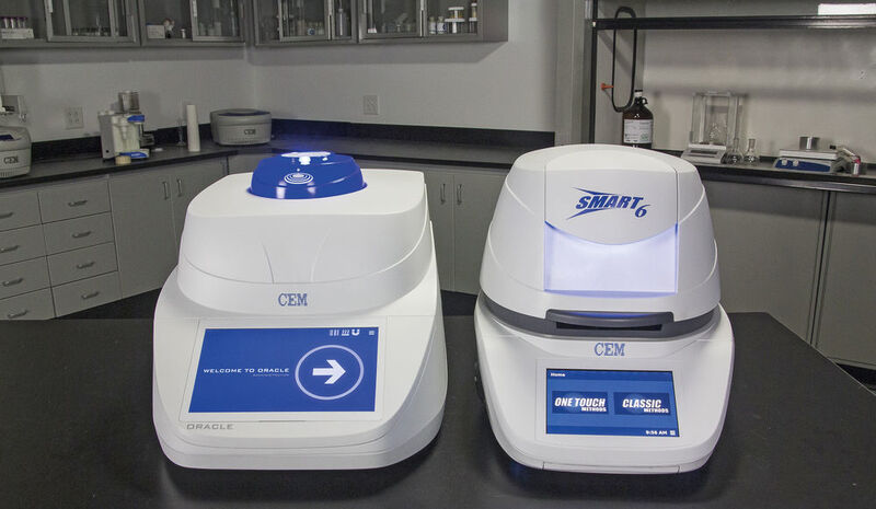 Abb. 3: The Smart 6 moisture/solids analyzer (right) and the Oracle fat analyzer (CEM)