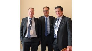 Von links: Michael Baumeister von Brückner Maschinenbau, Thorsten Kühmann und Ulrich Reifenhäuser vom VDMA-Fachverband für Kunststoff- und Gummimaschinen. (Bild: Königsreuther)