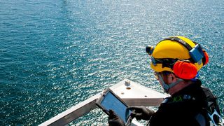 Der Einsatz von ausgeklügelten Kommunikationswerkzeugen dient dazu, den Service und die Wartung noch sicherer, effizienter und weniger zeitintensiv zu machen. In den vergangenen zwei Jahren sind diese neuen Arbeitsmittel - wie etwa eine speziell entwickelte Software, Apps und tragbaren Tablets - weltweit beim Siemens- Windservice eingeführt worden. Eine deutliche Erleichterung für die Techniker: Sie müssen nun nicht mehr schwere Handbücher aus Papier auf die Spitze der Windturbinen schleppen, wo es der Wind ohnehin erschwert, die Handbücher intakt zu halten. Die neuen Geräte und Tools ermöglichen es den Service-Technikern zudem, die vom Einsatzort gemachten Fotos sofort zu den Experten zu schicken. Damit können Vorfälle schnell erkannt und rasch Lösungen gefunden werden. Das Bild zeigt einen Service-Techniker im Offshore-Windkraftwerk Rhyl Flats in Großbritannien mit einem Tablet-PC. (Siemens)