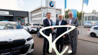 Besiegelten ihre Zusammenarbeit: (v.l.) Peter Reisacher (Inhaber und Geschäftsführer Reisacher Gruppe), Andreas Köhler (Geschäftsführer Autohaus Munding), Andreas Schlachter (Geschäftsführer Reisacher Gruppe). (Bild: Reisacher)