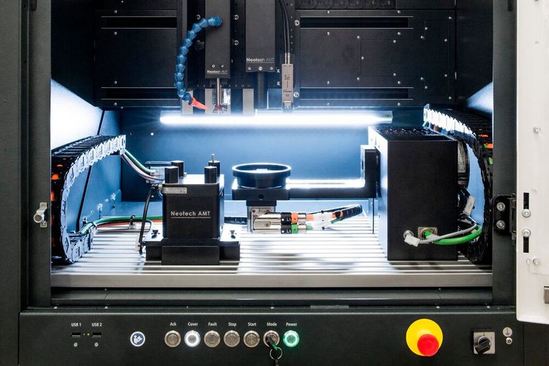5-Achs-Fertigungszelle mit integrierter Qualitätsüberwachung. 5-Achs-Fertigungszelle mit integrierter Qualitätsüberwachung.