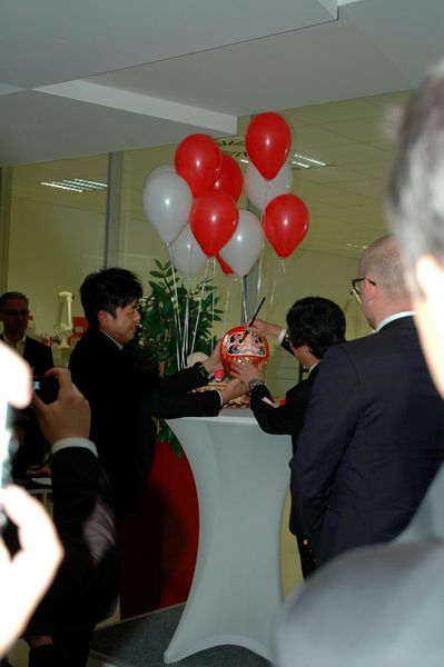 Dr. Hiroki Nakajama, Chief of Eureopean Innovation Center, (links) und Dr. Teruhisa Ueda, Präsident und CEO der Shimadzu Corporation bei einem traditonellen japanischen Ritual anlässlich der Eröffnung des Eureopean Innovation Centers. (Ottleben /LABORPRAXIS)