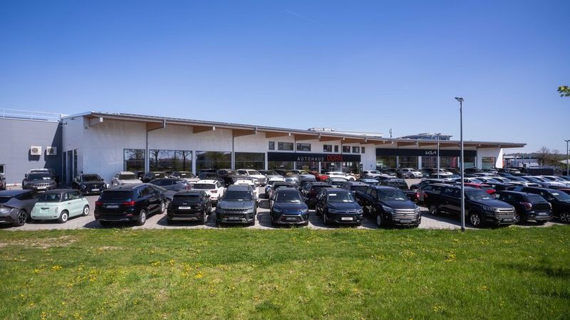 Zehn Millionen investierte das Unternehmer-Ehepaar Dorn in seinen Traum von einem nachhaltigen Autohaus. Vor zwei Jahren wurde das Autohaus in Landshut eröffnet – und verzeichnet seither nur Zuwächse in Verkauf und Service. Das Markenportfolio des ursprünglichen Kia-Autohauses hat sich um die Marken Fiat, Fiat Professional, KGM sowie einen großen Gebrauchtwagenbestand erweitert. (Bild: Jonas Blank)