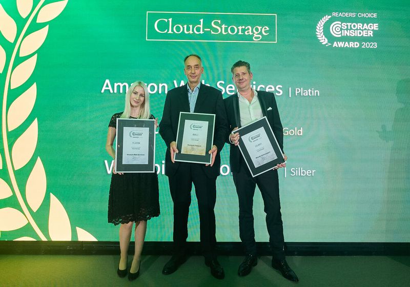 Auch beim Storage führt kein Weg mehr an der Cloud vorbei; in der dafür geschaffenen Kategorie „Cloud-Storage“ haben unsere Leserinnen und Leser die Auszeichnungen an Amazon Web Services (Platin), Deutsche Telekom (Gold) und Wasabi Technologies (Silber) vergeben. Bei der Übergabe freuen sich unsere Award-Fee Paulina (stellvertretend für AWS), Armin Jesse (Deutsche Telekom) und Daniel Arabié (Wasabi Technologies). (Bild: krassevideos.de / VIT)
